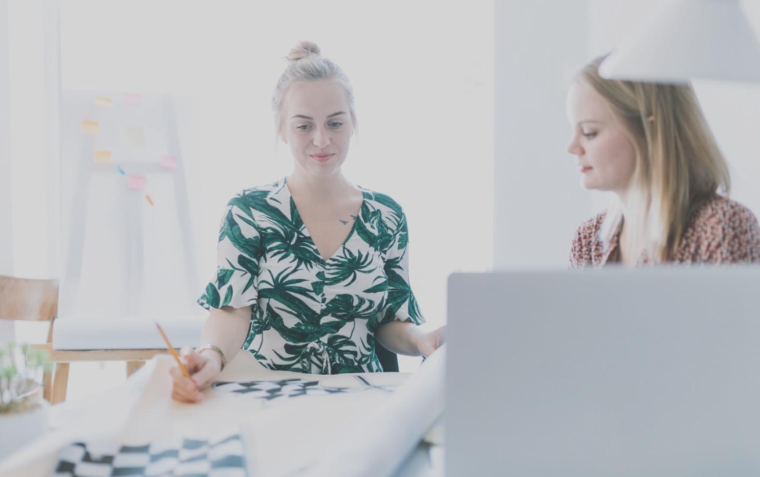Formation en petit groupe montrant l'interaction entre formateur et participants