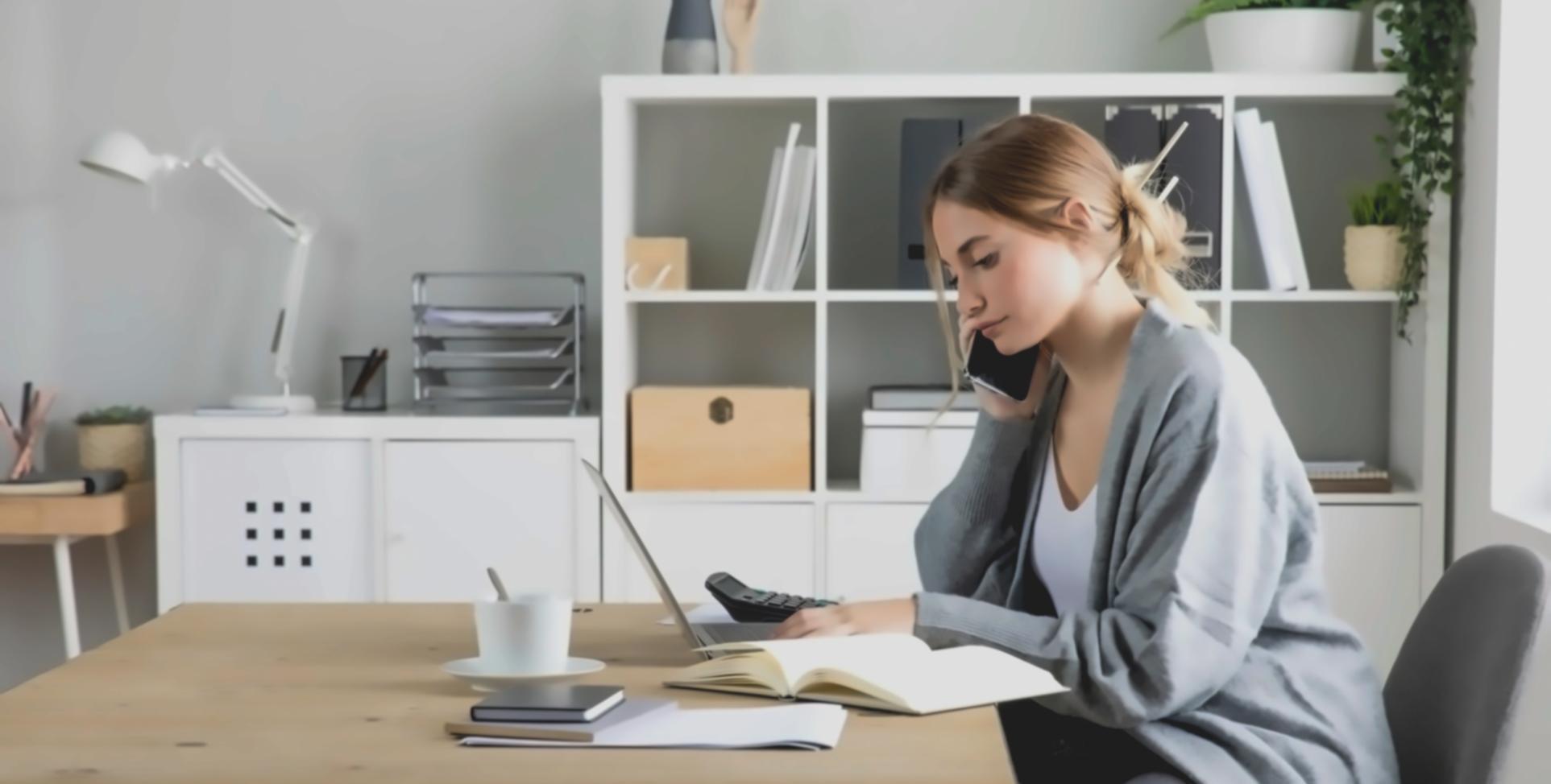 Espace de travail avec calculatrice et documents financiers illustrant la planification budgétaire